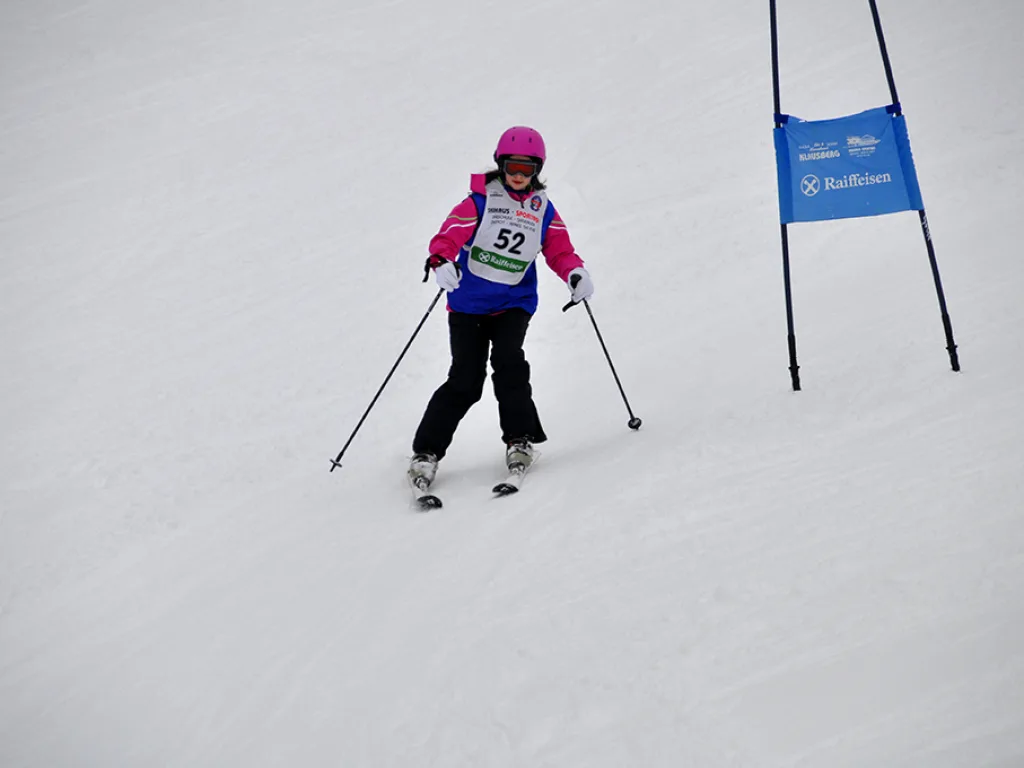 Skifahrerin mit Startnummer 52 in pinker Jacke.